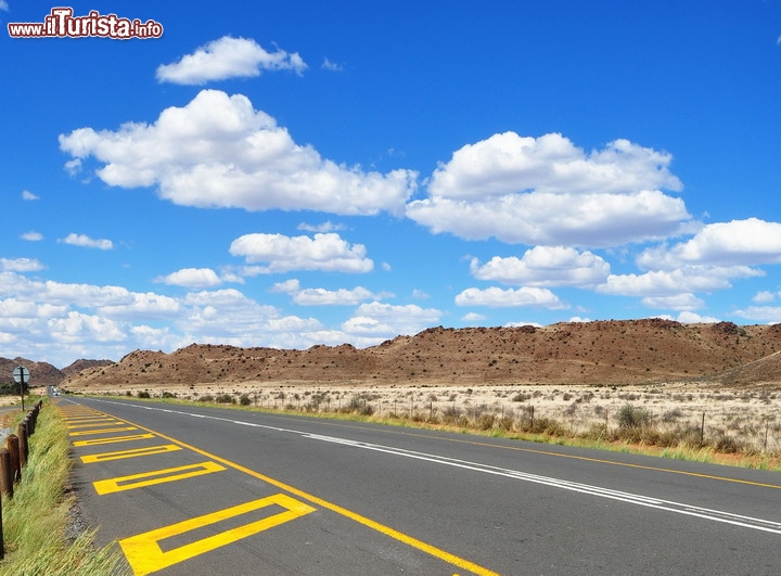 Strada attraverso il Karoo in Sud Africa -   Il percorso consente delle spettacolari corse tra paesaggi sconfinati al passaggio tra le regioni del Little e Great Karoo, attraverso la spettacolare strada Route 62. Prima di ritornare a Città del Capo (Cape Town) non perdetevi qualche assaggio di vino intorno alla cità di Robertson - © orangecrush / Shutterstock.com 