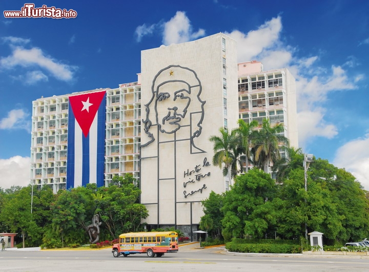 Strada con effige del Che a Cuba  - Un percorso sull'isola di Cuba, a tema Che Guevara, è perfetto per un appassionato di motocicletta, che se anche non affascinanto dal credo politico del Che, non può rimanere indifferente all'epico viaggio di Ernesto Guevara de la Serna che con la sua moto, chiamata la poderosa, compì un tour di tutto il Sudamerica. Cuba è sicuramente la nazione che più celebra le gesta del Che e quindi il luogo migliore per evocarlo. Ma prima di avventurarvi sulle strade del Che, date un occhio al periodo migliore in base al clima di Cuba!  - © Regien Paassen / Shutterstock.com  