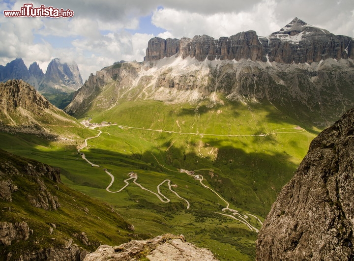 Strada dolomiti Gruppo Sella, in Trentino - Uno dei percorsi più amati in Italia è quello che include le spettacolari salite e discese dei 4 passi che circondano il massiccio del Sella: Campolongo, Gardena, Pordoi e Passo Sella, offrono scenari mozzafiato, uniti al divertimento dei percorsi sinuosi, con varie serie di tornanti spettacolari. Consigliamo però di provare queste strade in autunno, quando il traffico risulta meno intenso, e la luce radente offre panorami davvero splendidi  - © Filip Stoklas / Shutterstock.com