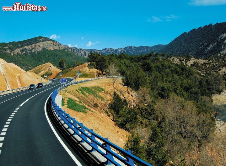 Strada panoramica sui Pirenei della Spagna - Uno dei percorsi più amati dai motociclisti europei è quello lungo 2.400 km, che unisce Bilbao, nei Paesi Baschi, a Biarritz in Francia, ovviamente passando attraverso tutta la catena dei Pirenei. Il percorso si muove da Bilbao verso est, imboccando la  N260, una strada del ciclismo leggendario che si snoda a tutti tornanti nel cuore dei Pirenei, toccando la magia della città di La Seu d'Urgell, poi tortuoso verso nord in direzione di Andorra - © Enia / Shutterstock.com  