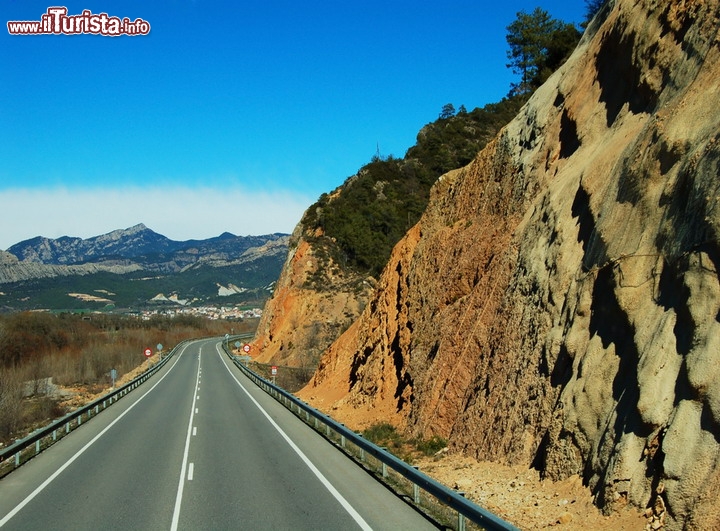 Strada per Andorra sui Pirenei. tra Spagna e Francia - La cavalcata pirenaica raggiunge e supera Andorra la Vella, poi si dirige a Bourg-Madame e a Ripoli. Raggiunta Figueres, la città del museo a Dalì, ci si può concedere una pausa dalle curve con la rilassante costa mediterranea della Francia, prima di rituffarsi tra le vallate pirenaiche, lungo la D117, con direzione costa Atlantica, ed affrontando passi epici come il Col d'Aspin che ha fatto la storia del Tour de France - © Enia / Shutterstock.com  