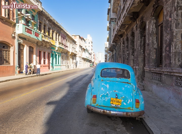 Strada tipica di Cuba, con auto d'epoca - Il percorso ad anello si sviluppa su una distanza complessiva di 2.000 km circa, e collega in senso antiorario L'Avana con Baracoa, con emozionanti strade (attenzione alle buche) tra classiche auto americane e scricchiolanti carretti trainati da buoi. Ovviamente durante il percorso ci sarà tempo a sufficienza per le serate danzanti con salsa, tra fumosi sigari e bicchieri di rum, serviti in abbondanza - © Kamira / Shutterstock.com 