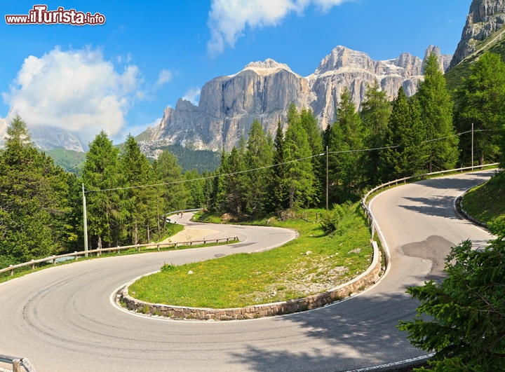 Giro dei 4 passi: tornante passo Pordoi, sulle Dolomiti tra Trentino e Veneto - Un percorso inedito potrebbe essere quello di partire da Trento, risalire il percorso del Torrente Avisio, superando la val di Cembra, la Val di Fiemme ed a Predazzo salire verso il passo Rolle. Prima della cima si gira a sinistra per passo Valles, poi si punta verso Alleghe per salire sulla Marmolada e raggiungere il passo Fedaia. Da qui poi si scende a Canazei per affrontare il "Sella Ronda" e cioè i 4 passi in sequenza (Sella, Gardena, Campolongo e Pordoi), tornando quindi a Canazei e ritorando a Trento con la Val di Fassa, dopo un percorso totale di circa 325 km, da fare magari in un week end a tutte Dolomiti!   - © Antonio S / Shutterstock.com