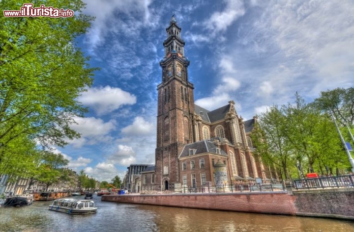 Immagine Westerkerk affacciata sulla riva del Prinsengrach ad Amsterdam - © thehague / iStockphoto LP.