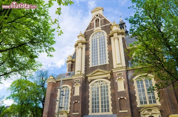 Immagine La Chiesa Westerkerk, lungo il canale Prinsengrach ad Amsterdam - © gregobagel / iStockphoto LP.