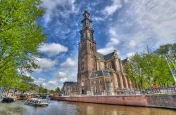 Westerkerk affacciata sulla riva del Prinsengrach ad Amsterdam - © thehague / iStockphoto LP.