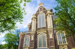 La Chiesa Westerkerk, lungo il canale Prinsengrach ad Amsterdam - © gregobagel / iStockphoto LP.