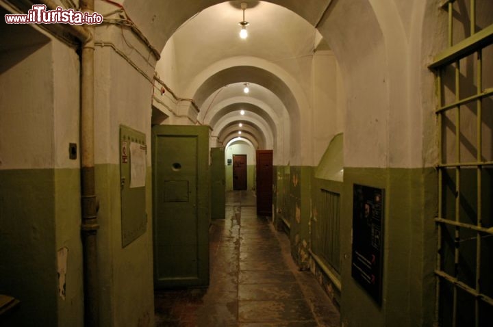 Immagine Un opprimente corridoio tra le celle sotterranee nel museo delle vittime del Genocidio a Vilnius