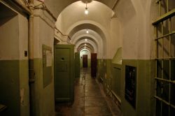 Un opprimente corridoio tra le celle sotterranee nel museo delle vittime del Genocidio a Vilnius