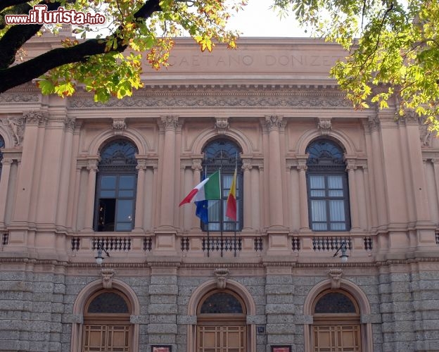 Immagine Ingresso frontale del Teatro Donizetti di Bergamo. Un tempo si chiamava Teatro Ricciardi