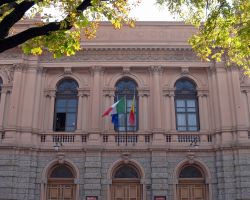 Ingresso frontale del Teatro Donizetti di Bergamo. Un tempo si chiamava Teatro Ricciardi