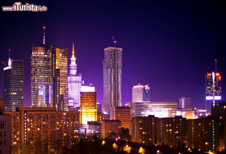 Immagine Il centro moderno di Varsavia: la Skyline della capitale della Polonia ricorda quella delle grandi città occidentali - © Chaoss / Shutterstock.com