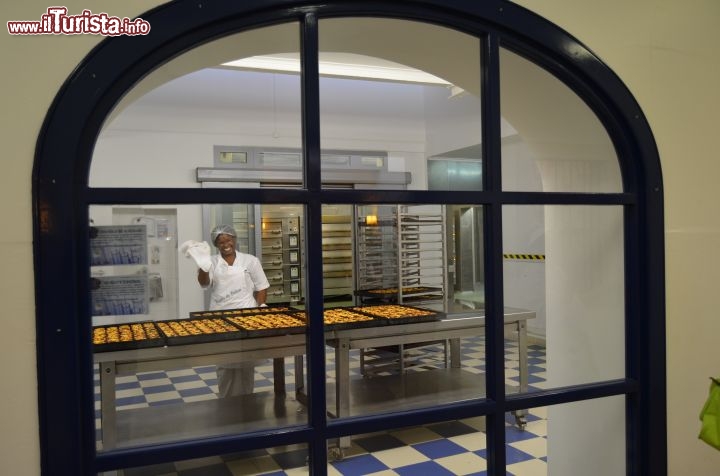 Immagine Pasteis de Belem, i celebri pasticcini  appena sfornati nella omonima pasticceria di Lisbona