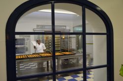 Pasteis de Belem, i celebri pasticcini  appena sfornati nella omonima pasticceria di Lisbona