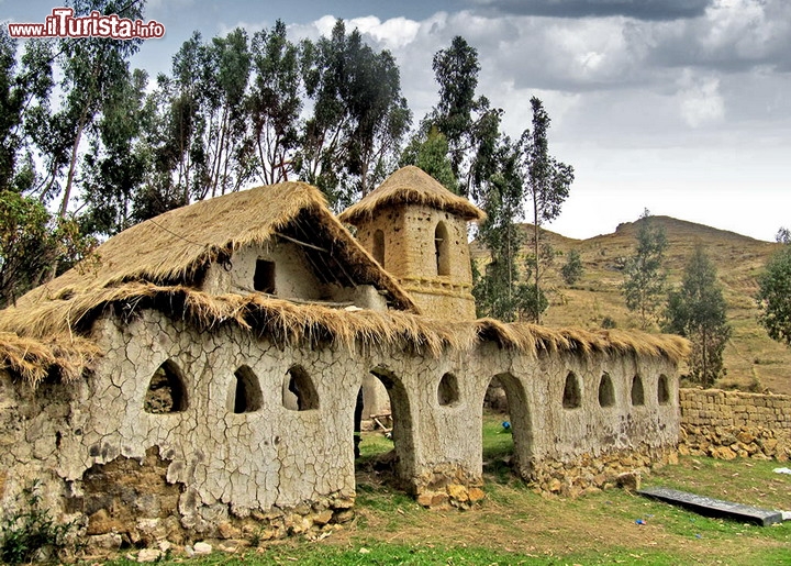 Capilla de la Virgen de Concebida Kuchuhuasi Peru - La Capilla de la Virgen de Concebida è una pittoresca cappella situata nella comunità rurale di Kuchuhuasi, vicino a Cusco, in Perù . Costruita nella seconda metà del XVII secolo, la struttura di mattoni di fango è abbellita da affreschi settecenteschi nell'interno, ma le superfici decorate esterne versano in cattivo stato di conservazione. La comunità locale utilizza le proprie limitate risorse per mantenere l'edificio e ogni cinque anni sostituisce il tetto di paglia , come parte della tradizionale cerimonia repaje, ma sono evidenti danni strutturali, e la chiesa necessita di un piano di conservazione più completo.
