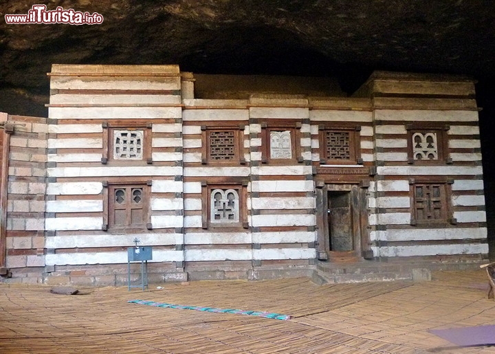 Chiesa Yemrehanna Kristos Etiopia - Costruita all'interno di una grande grotta naturale su una collina nel nord dell'Etiopia, la chiesa di Yemrehanna Kristos è una delle meglio conservate tra le chiese tardo - axumite dell'Etiopia , e prende il nome da un sacerdote e santo del XII secolo  I sacerdoti e gli eremiti vivono ancora a Yemrehanna Kristos, e la chiesa è un luogo di pellegrinaggio. Isolata per secoli, una nuova strada collegherà presto Yemrehanna Kristos alla vicina Lalibela, con un numero crescente di visite che creeranno, inevitabilmente, importanti sfide per la sua conservazione.