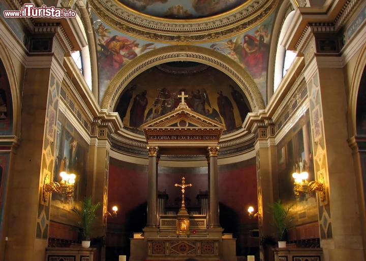 Chiesa di Notre Dame de Lorette a Parigi - La Chiesa neoclassica di Notre-Dame-de - Lorette venne costruita tra il 1823 e il 1836 dall'architetto Louis-Hippolyte Lebas. L' interno è caratterizzato da una ricca e particolare decorazione pittorica, che aveva scioccato i parigini dell'epoca, con la sua stravaganza. Come molte altre importanti chiese, ma meno note, di Parigi, questo templio non riceve un'adeguata manutenzione e si sta deteriorando in modo preoccupante. Vi è la necessità quindi di aumentare la consapevolezza riguardo lo stato di conservazione di questi gioielli più piccoli, che sono così parte integrante del paesaggio storico urbano di Parigi - © Francesco Dazzi / Shutterstock.com