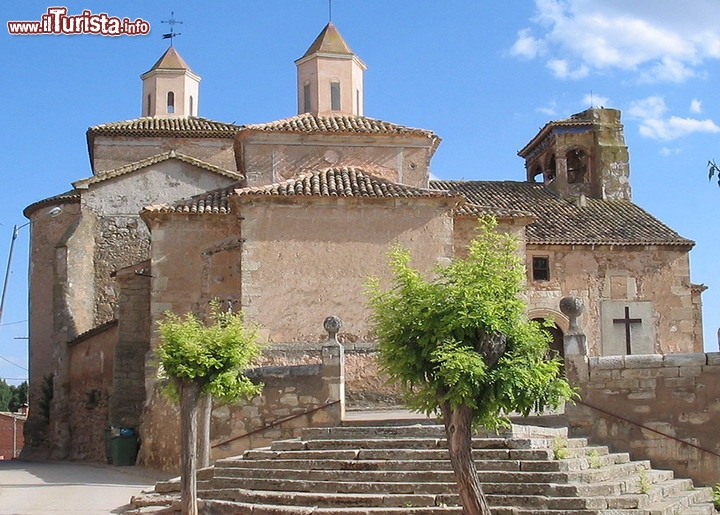 Chiesa di San Pedro Buenache de Alarcon Cuenca Spagna - Circondata da dolci colline e corsi d'acqua, la città di Buenache de Alarcón è sede della splendida Iglesia Parroquial San Pedro Apostol. Costruita nel XIII secolo, la chiesa si è evoluta nel tempo con aggiunte contine, fino al 18° secolo. L' architettura della chiesa è stata quindi influenzata da una varietà di stili, tra cui il gotico, il moresco, il romanico ed lo stile rinascimentale, ed è caratterizzata da uno splendido soffitto a cassettoni. La struttura è però in pessime condizioni dopo secoli di manutenzioni incomplete e di abbandono da parte delle autorità preposte. Interventi precedenti uniti allo sproporzionato grande campanile hanno disturbato la distribuzione del peso del tetto , compromettendo l'integrità strutturale della chiesa. Il tetto è a rischio di collasso , e numerose crepe si sono formate negli archi e nelle pareti in muratura. A causa della sua fragilità , la chiesa è stata purtroppo chiusa al pubblico. 