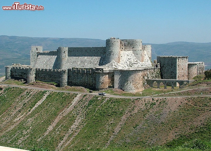 Crac des Chevaliers Aleppo Siria - L'escalation degli scontri in Siria dal 2011 ha avuto effetti devastanti per il patrimonio culturale del paese. Dagli antichi souk ad Aleppo , alle iconiche costruzioni dei Crac des Chevaliers (foto) - due castelli che sono stati costruiti tra l'XI e il XIII secolo come fortificazioni regionali durante le Crociate a Qal'at al - Mudiq , in pratica si sta assistendo inermi alla distruzione dei siti più significativi e simbolici della Siria, con conseguenze irreversibili per il patrimonio architettonico del paese.