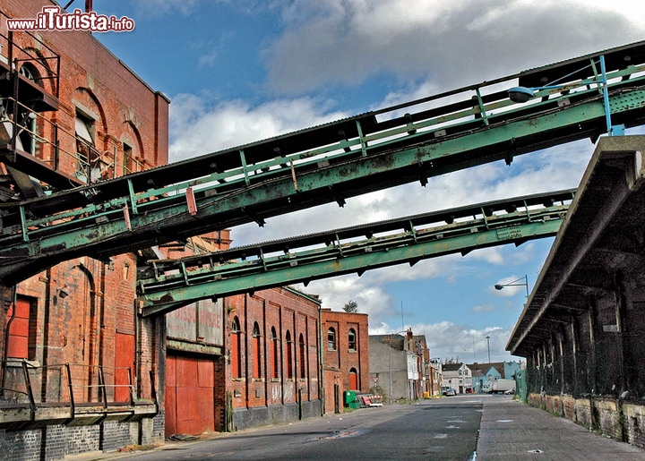 Fabbrica Ghiaccio a Grimsby Inghilterra - Situata sulla foce del fiume Humber, la città portuale di Grimsby possiede una lunga storia marittima, al punto che una volta ottenne il titolo di più grande porto di pesca del mondo! Però negli ultimi secoli un graduale insabbiamento del porto aveva portato ad un lungo periodo di declino. La moderna rinascita del porto iniziò a metà del XIX secolo, catalizzata dal'arrivo della ferrovia nel 1848 e l'apertura dei nuovi moli nel 1852. La fabbrica di ghiaccio di Grimsby venne creata per soddisfare la crescente domanda di ghiaccio da parte di mercanti e della barche da pesca. Costruita a cavallo del 1900-1903 , la fabbrica del ghiaccio riusciva a produrne 1.200 tonnellate di ghiaccio al giorno. La zona circostante composta da i moli , le banchine , le infrastrutture di trasporto , impianti industriali, negozi, divenne un vivace centro di attività commerciale conosciuta come la Kasbah di Grimsby.
Grimsby rimane un porto importante anche oggi , ma la fabbrica di ghiaccio ha chiuso nel 1990 a causa della diminuzione della domanda. L'edificio in mattoni rossi è un sopravvissuto quasi intatto dell'era industriale vittoriana, e conserva attrezzature centenarie per produrre il ghiaccio, che sarebbe un peccato perdere a causa dell'abbandono del sito.