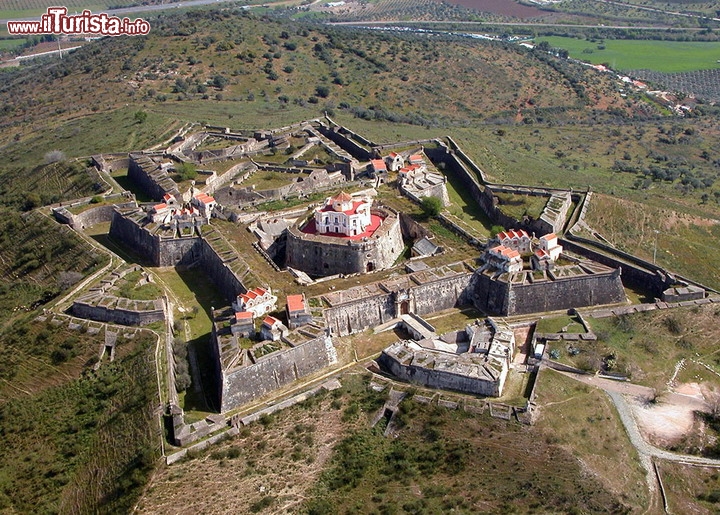 Forte di Graca in Portogallo - Progettato per resistere ad un intenso bombardamento, il Forte di Graça venne costruito tra il 1763 e il 1792 nella città di Elvas. A lungo considerata un lavoro esemplare di ingegneria militare, il forte contribuì nell'opposizione all'avanzata spagnola in Portogallo, nella breve guerra delle arance, e in un secondo momento si rese importante durante le guerre napoleoniche. Anche se la sua importanza strategica è diminuita nel corso del tempo , e la fortificazione a poco a poco è diventata obsoleta , la città ha mantenuto il suo aspetto militare, con l'esercito che abbandonò Elvas solo alla fine del ventesimo secolo. La nuova sfida è ora il riuso del complesso , per garantirne la gestione e la sopravvivenza a lungo termine.