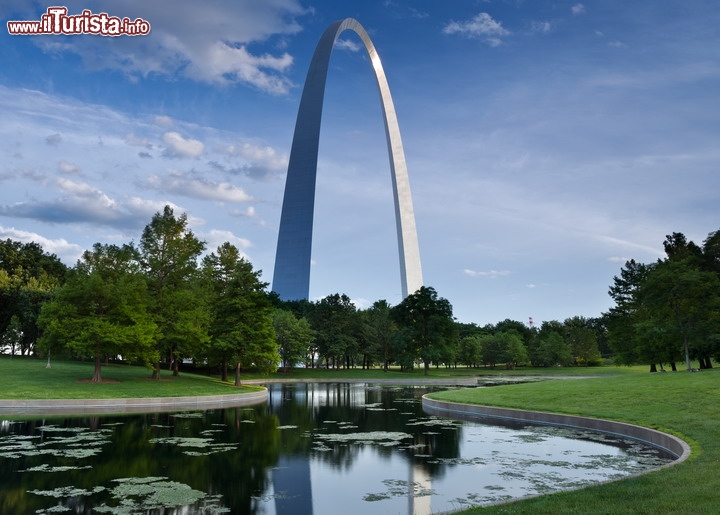 Gateway Arch Jefferson National Expansion Memorial a Saint Louis, USA- Ideato nel 1930 da Luther Ely Smith e costruito tra il 1963 e il 1965 secondo il progetto vincitore di Eero Saarinen, il Jefferson National Expansion Memorial, spesso semplicemente definito come "l'Arco" si eleva fino a 192 metri da terra. Meta del turismo internazionale, l'Arco del Missouri è il simbolo dell'espansione verso ovest negli Stati Uniti ed è icona del modernismo di metà secolo scorso. Ma, come è il caso con molti importanti esempi di architettura moderna, la preservazione dei materiali novecenteschi e la conseguente stabilità della struttura si stanno dimostrato piuttosto impegnative - © Rudy Balasko / Shutterstock.com 