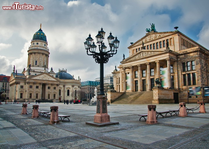 Lampione a gas in Gendarmenmarkt a Berlino - Furono introdotte nel 1826, e un tempo non troppo lontano le strade di Berlino erano illuminate da oltre 80.000 lampade a gas! Forse non lo sapete ma oggi ne rimangono ancora circa 43.500. Mentre nel resto del mondo questo tipo di luci sono oramai state tutte sostituite, Berlino resiste, e in pratica la metà di questa tipologia di lampadedel pianeta, si trova qui! Purtroppo Il governo progetta la sostituzione di queste luci con dispositivi elettrificati nei prossimi otto anni, con l'intenzione di salvare solo un numero piccolo di lampade. Oltre 1.000 esemplari sono stati già persi nel solo ultimo anno, e le ditte incaricate della sostituzione sono state incentivate per finire prima del previsto. I Residenti di Berlino , così come la comunità internazionale, hanno protestato per  la perdita delle lampade a gas, non solo per il loro valore sociale e il profondo significato culturale, ma anche a causa delle motivazioni discutibili fornite per giustificare la loro sostituzione - © badahos / Shutterstock.com