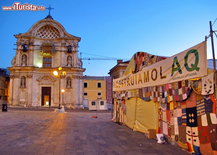 Ricostruiamo L'Aquila, dopo il terremoto del 2009 - Alta sulle colline che dominano il fiume Aterno, e circondata da mura medievali, L'Aquila accoglieva i visitatori con i suoi edifici duecenteschi. Come ben sappiamo, tragicamente, il centro storico è stato in gran parte gravemente colpito da un terremoto nel 2009, tra cui gravi danni alle principali piazze e alle chiese della città. Dopo il terremoto il centro storico della città rimane chiuso dalla "zona rossa" ed è per lo più inaccessibile a causa di severe norme di sicurezza. Molte delle strutture civiche, religiose e sociali della città non possono essere più utilizzate, e gli abitanti del centro storico attualmente vivono in alloggi temporanei al di fuori della zona danneggiata. Così stando le cose la città rischia di morire se non si interviene con un piano coordinato e dai costi ingenti.