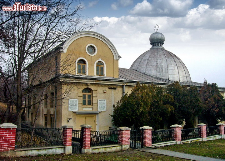 Grande Sinagoga di Iasi in Romania - Nascosta nel vecchio quartiere ebraico di Iaşi nei pressi del centro storico della città, la Grande Sinagoga  è la più antica ancora esistente in Romania. La città era una volta sede di più di 100 sinagoghe , ma solo due sopravvivono. La Grande Sinagoga di Iasi venne eretta alla fine del XVII secolo , ed ha subito varie ricostruzioni e restauri nel corso dei secoli. L' edificio è stato costruito in mattoni e muratura in pietra, con gli interni decorati con affreschi. Originariamente circondata da un giardino ben curato, oggi la sinagoga è un cantiere aperto, dopo un progetto di consolidamento che è stata interrotto nel 2008, lasciando materiali e ponteggi sul posto. L'esposizione agli elementi sta portando velocemente ad un deterioramento strutturale, anche a colpa delle infiltrazioni d'acqua, e la comunità ebraica sempre più esigua rende piuttosto preoccupanti le prospettivo per questo monumento. 