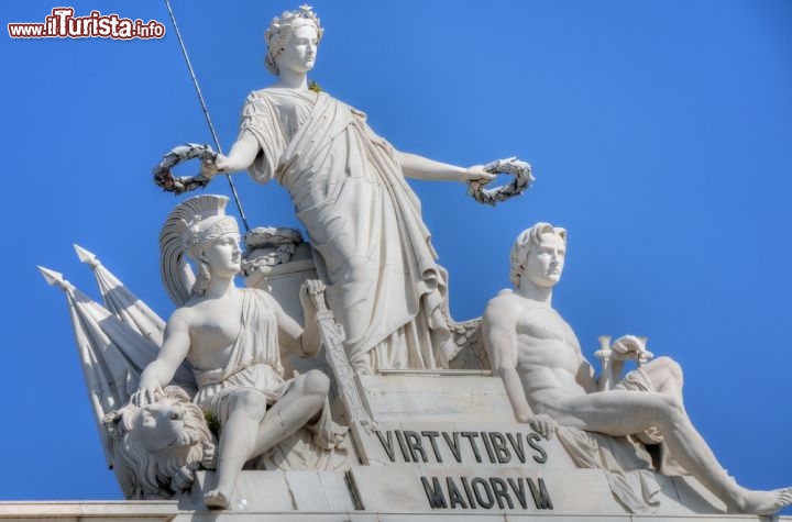 Immagine La statua della Gloria che incorona il Valore e il Genio sull'arco di Rua Augusta a Lisbona - © PlusONE / shutterstock.com