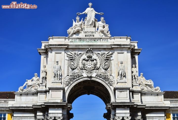 Immagine L'Arco di Rua Augusta su Piazza del Commercio, eretto per commemorare la ricostruzione della città di Lisbona dopo il terremoto del 1755 - © Emi Cristea / shutterstock.com