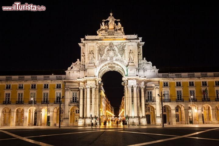 Immagine Foto serale dell'Arco di trionfo su Rua Augusta a Lisbona - © Jose Ignacio Soto / shutterstock.com