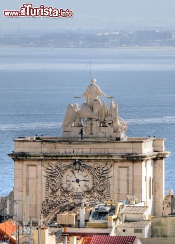 Immagine Vista aerea del belvedere (miradouro) sull'Arco di Rua Augusta a Lisbona - © PlusONE / shutterstock.com