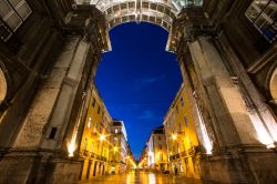 Sotto all'imponenza dell'Arco di Rua Augusta a Lisbona - © D.Bond / shutterstock.com