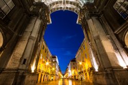 Sotto all'imponenza dell'Arco di Rua ...