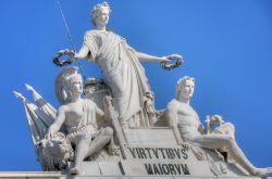 La statua della Gloria che incorona il Valore e il Genio sull'arco di Rua Augusta a Lisbona - © PlusONE / shutterstock.com