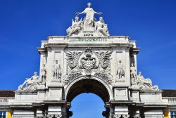 L'Arco di Rua Augusta su Piazza del Commercio, eretto per commemorare la ricostruzione della città di Lisbona dopo il terremoto del 1755 - © Emi Cristea / shutterstock.com ...