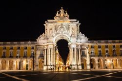 Foto serale dell'Arco di trionfo su Rua Augusta ...