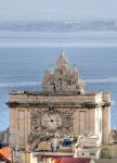 Vista aerea del belvedere (miradouro) sull'Arco di Rua Augusta a Lisbona - © PlusONE / shutterstock.com