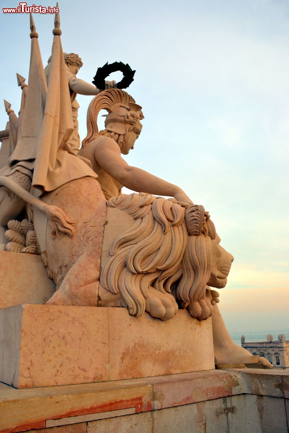 Immagine Le statue realizzate dallo scultore francese Célestin Anatole Calmels nella parte superiore dell'Arco da Rua Augusta a Lisbona.