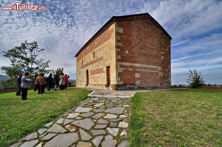 Oratorio di San Michele Arcangelo a Castelvetro (Modena) - Questa antica pieve romanica si trova alla perifia del Borgo di Castelvetro, in splendida posizione panoramica