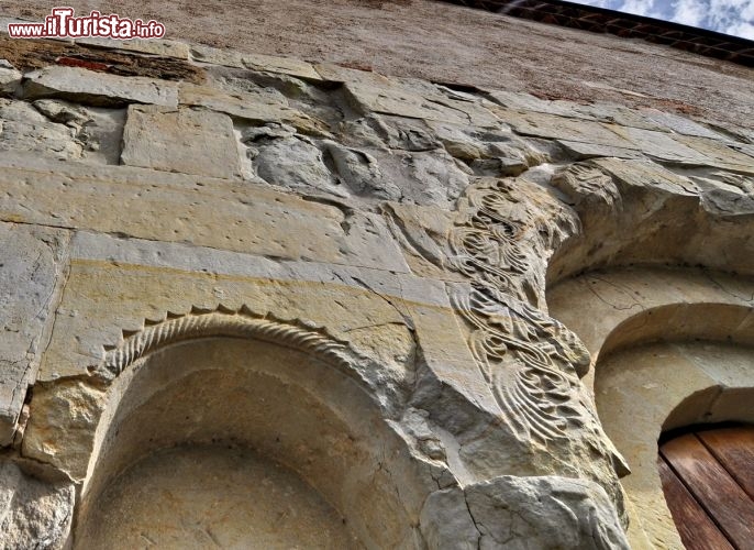 Dettaglio portale Oratorio San Michele a Castelvetro - Anche se molto usurata, la pieve presenta degli interessanti portali in arenaria, che dimostrano che si tratta di una costruzione medievale, risalente alla metà del 12° secolo