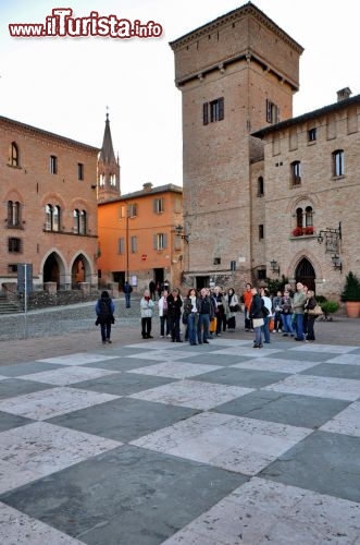 Piazza della Dama Vivente a Castelvetro - Sullo sfondo il campanile della nuova parrocchiale, mentre in primo piano la Torre delle Prigioni, a fianco del Palazzo Rinaldi. Sulla piazza a settembre si svolge una ricostruzione storica, chiamata la Dama Vivente