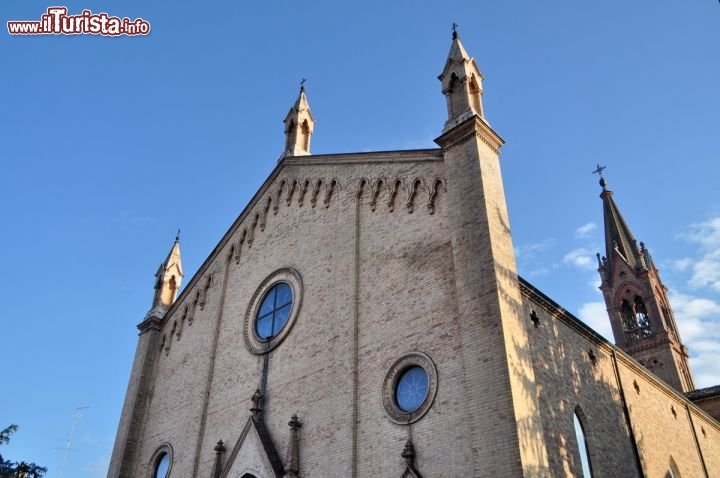 Parrocchiale neo Gotica a Castelvetro di Modena - L'antica parrocchiale, dedicata ai Martiri Senesio e Teopompo lasciò il campo a questa costruzione inaugurata nel 1907, in stile neo-Gotico