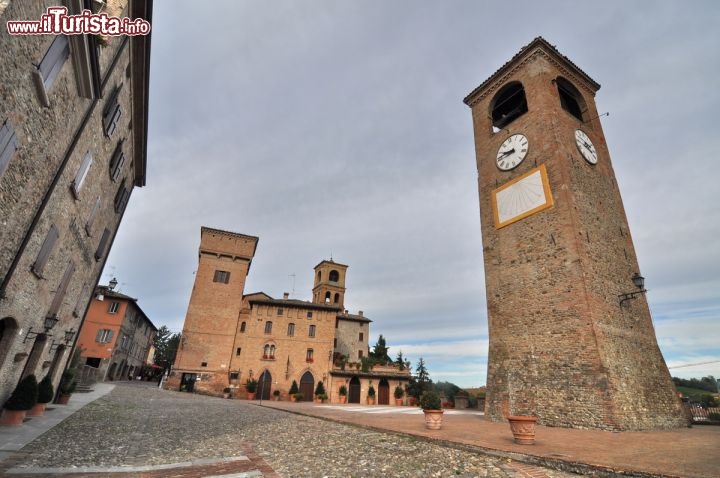 Piazza Roma a Castelvetro di Modena - Il cuore cittadino si stringe attorno a questa splendida piazza, su cui svettano le due torri medievali, quella dell'orologio e la Torre delle prigioni che vediamo in secondo piano. Più indietro si nota il campanile della vecchia chiesa Parrocchiale, ora trasformata in un palazzo - Giornata delle Bandiere Arancioni