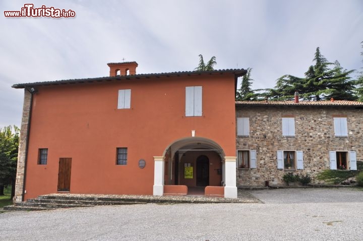 Santuario della Madonna della Pieve (San Martino), dintorni di Vignola - Siamo lungo la valle del fiume Panaro, dove si trova questa antica pieve romanica, anche se dell'antica costruzione rimane unicamente l'abside - In collaborazione col Touring Club Italiano