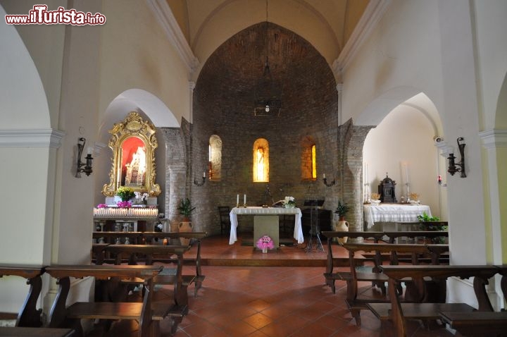 Interno del Santuario della Madonna della Pieve (San Martino) - Originariamente il Santuario possedeva delle dimensioni doppie rispetto all'edificio attuale che presenta due arcate nelle navate, contro le quattro che si evincono dai resti delle fondazioni presenti nella struttura. La statua della Madonna con Bambino, a sinistra dell'Abside è oggetto di culto e venerazione nella zona