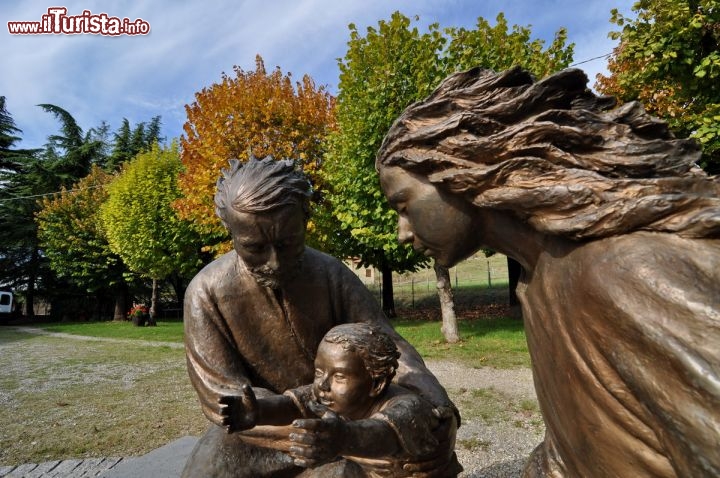 Santa Famiglia Santuario della Madonna della Pieve a Vignola - Il gruppo scultoreo si trova all'esterno del Santuario che un tempo era dedicato a San Martino