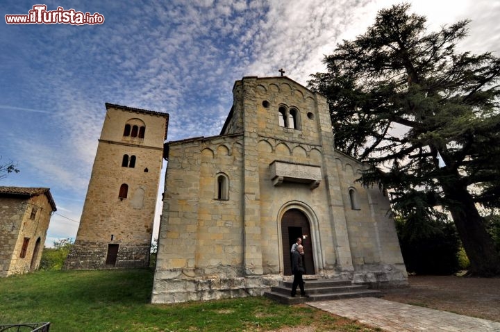 Pieve di Trebbio capolavoro romanico in emilia a Guiglia - La tradizione vuole che la chiesa fosse stata costruita per volontà di Matilde di Canossa, ma sicuramente questo luogo ospitava un tempio cristiano tra l'ottavo ed il nono secolo - Giornata delle Bandiere Arancioni, in collaborazione col Touring Club Italiano: scarica qui l'App delle Bandiere Arancioni