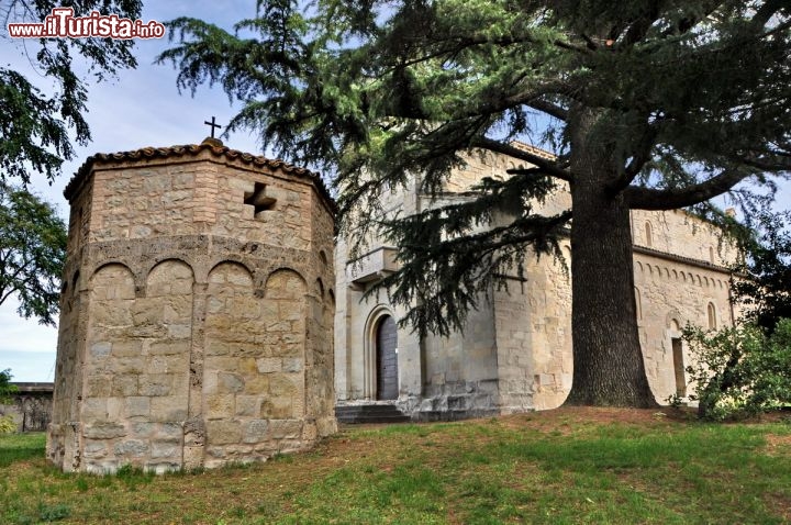 Pieve di Trebbio a Guiglia di Modena - Il complesso romanico si trova in una bella posizione panoramica, a fianco dei Sassi di Roccamalatina. La chiesa è dedicata a San Giovanni Battista